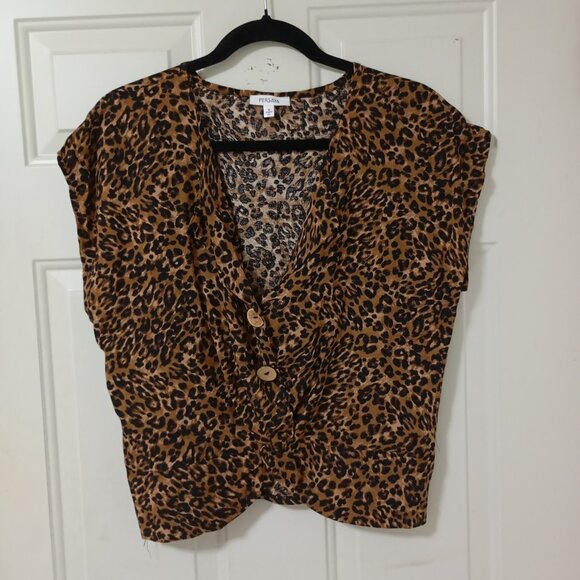 Persaya Tops - Persaya Women's Size M Leopard Print Short Sleeve Twist Front And Button Top